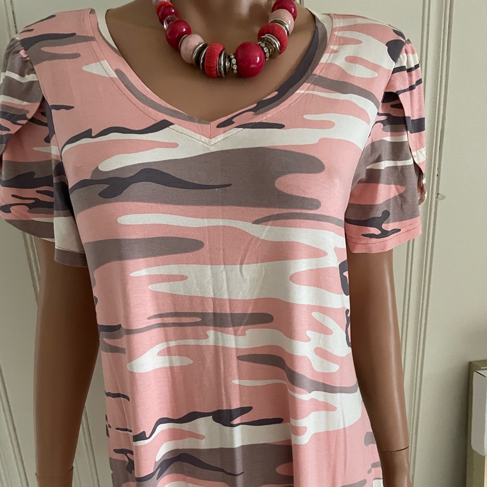 New listing *****Top pretty beige peach mix size large